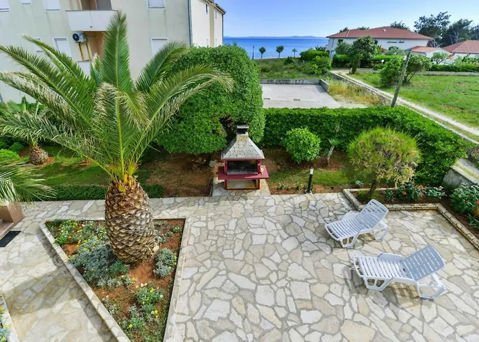 On Island Near Sandy Beaches * Vir