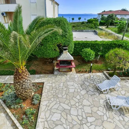 On Island Near Sandy Beaches * Vir