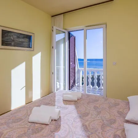 Apartment On Island Near Sandy Beaches Vir
