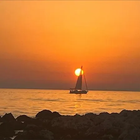 Apartment On Island Near Sandy Beaches Vir