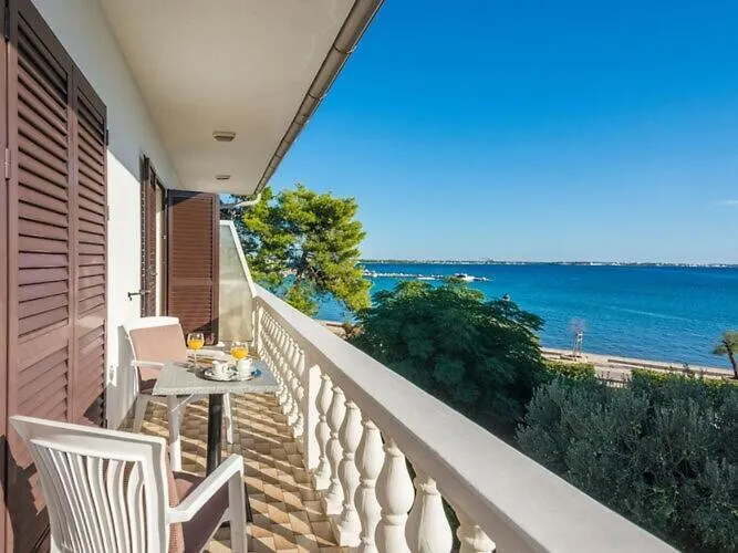 On Island Near Sandy Beaches Апартаменты Вир